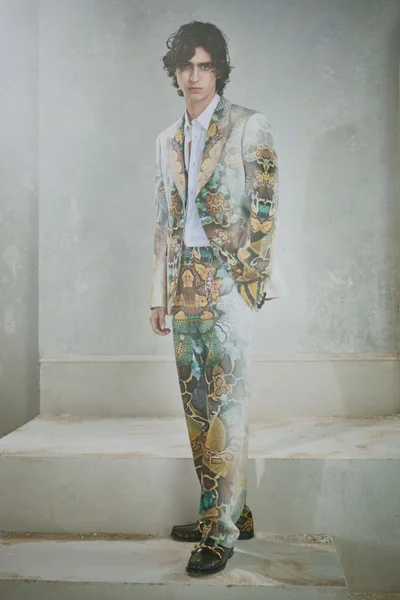 Look 16